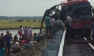 بالصور.. 16 قتيلا بتصادم حافلتين في أقصى الشرق الروسي
