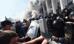 بالصور.. إشتباكات عنيفة أمام البرلمان الأوكراني بعد إقرار تعديل دستوري