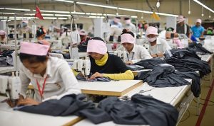 نقابات عمال الملابس في كمبوديا تطالب برفع الحد الأدنى للأجور