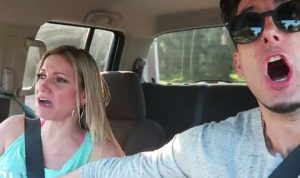 بالفيديو.. رجل يرهب زوجته النائمة في السيارة!