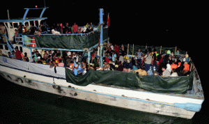 بالصور.. توقيف سفينة على متنها 260 لاجئ سوري قبالة شواطئ تركيا