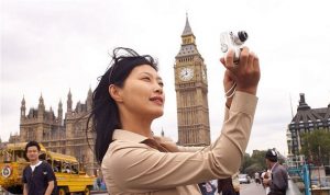 سياح صينيون يتصدرون العالم في قوة شرائية خارجية لمدة ثلاث سنوات متتالية