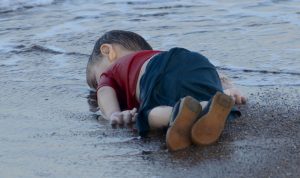 والد الطفل الذي أبكى العالم: سأعود إلى كوباني لأدفن ولدَيَّ وزوجتي