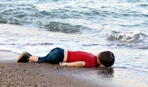 بالصور.. دفن الطفل السوري الغريق وأخيه وأمه في كوباني!