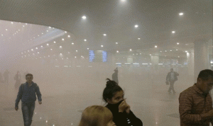 بالصور.. إجلاء ثلاثة آلاف شخص بسبب حريق في أحد مطارات موسكو