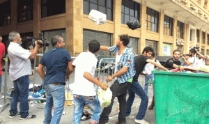 بالصور.. المضربون عن الطعام يرمون النفايات امام وزارة البيئة