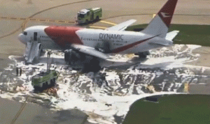 بالصور والفيديو.. حريق في طائرة “بوينج 767” بمطار فلوريدا