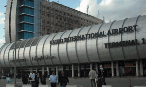 هبوط طائرة في مطار القاهرة بعد تعطل محركها