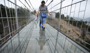 الصين تغلق الجسر الزجاجي