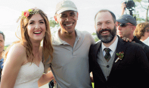 أوباما يسعد عروسين بصورة تذكارية “تاريخية”