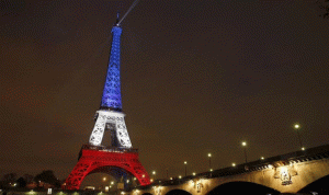 بالصور والفيديو.. “برج إيفل” بألوان العلم الفرنسي