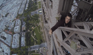 بالصور والفيديو.. تسلق “برج إيفل” من دون إستخدام أدوات الأمان!