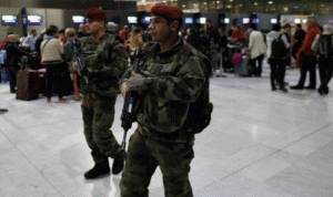 اخلاء طائرة متجهة الى فرنسا في مطار امستردام وتفتيشها بعد “تهديدات”