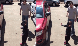 بالفيديو.. طفل يستخدم قواه السحرية لتشغيل سيارة والده