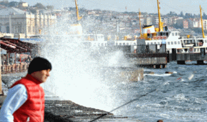 شلل في المواصلات البحرية وإلغاء الرحلات في إسطنبول