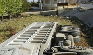 جريح بانقلاب شاحنة على أوتوستراد بعلبك