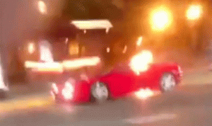 بالفيديو.. لحظة إندلاع النيران في سيارة فيراري!