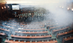 بالصور.. غاز مسيل للدموع في قاعة برلمان كوسوفو!