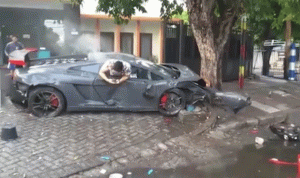 بالفيديو…هذا ما فعله بعدما تحطمت سيارته اللامبورغيني