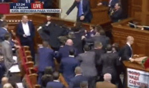 بالفيديو.. عراك بالأيدي في البرلمان الأوكراني
