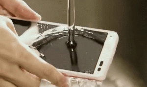 بالفيديو.. هاتف محمول يمكن غسله بالماء والصابون!