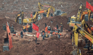 انتشال اول جثة من الركام بعد انزلاق التربة في الصين