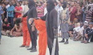 بالصور- “داعش” يعدم رجلين اتهمهما بممارسة السحر