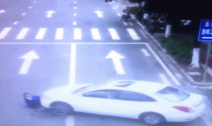 بالفيديو… لحظة إنقاذ امرأة علقت في أسفل سيارة!
