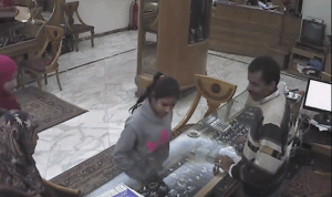 بالفيديو.. طفلة تسرق محل مجوهرات في مصر