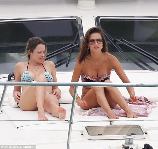 301BFEF200000578-3396740-Alessandra_s_two_piece_featured_detachable_straps_which_she_did_-m-35_1452649921644-530x500