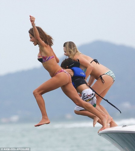 301C023200000578-0-Going_for_it_Alessandra_launched_off_the_yacht_alongside_a_coupl-m-19_1452647868166-446x500