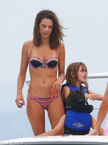 301C0C0100000578-3396740-Stylish_swimwear_The_VS_star_wore_a_pretty_striped_bikini_for_th-m-39_1452650141220-374x500