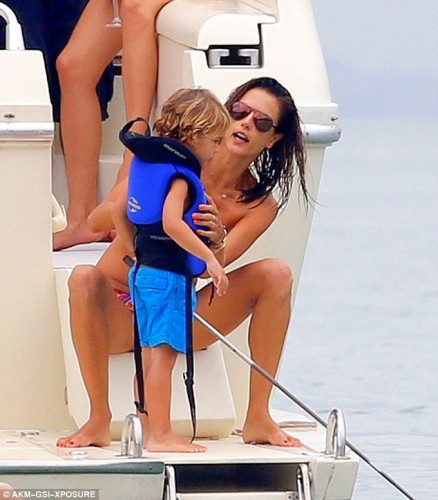 301C1CBD00000578-3396740-Keeping_him_safe_The_doting_mum_made_sure_her_son_Noah_s_life_ja-m-44_1452650365307-438x500