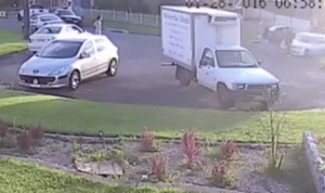 بالفيديو… سيارة تدهس مجموعة من الشبان وسط الشارع!