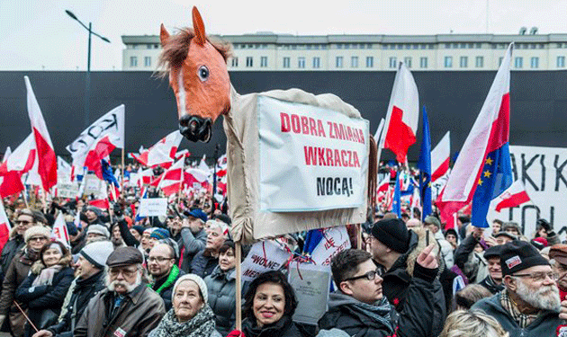 تظاهرات في بولندا إحتجاجاً على سيطرة الحكومة على الإعلام