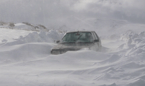 الثلوج تعزل مواطناً على طريق الهرمل