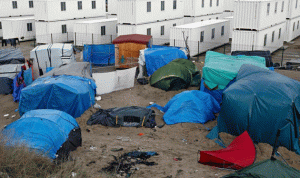 شغب وحرائق وقنابل غاز في مخيم كاليه