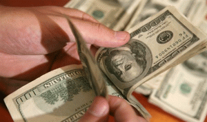 التحقيق في رسائل كلينتون يهدد الدولار