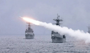 إيران تطلق صواريخ قرب السفن الأميركية في مضيق هرمز