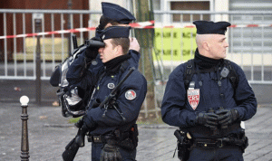 بالصور والفيديو.. شرطة باريس تقتل شخصا حاول اقتحام أحد مراكزها