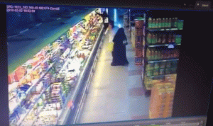 بالفيديو.. رجل يعتدي على امرأة سعودية في الرياض