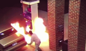 بالفيديو… حاول احراق عنكبوت في محطة وقود… والنتيجة؟
