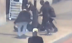 بالفيديو… لحظة تعرض رجل للطعن على يد عصابة