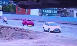 بالفيديو… سيارة تجر امرأة لمسافة 60 متراً في الشارع