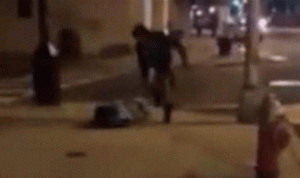 بالفيديو… شاب يلكم ويركل حبيبته في الشارع!