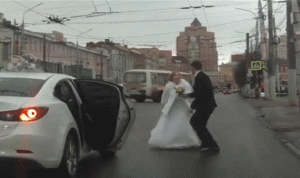 بالفيديو.. تشاجرا في الشارع بعد دقائق من الزواج!