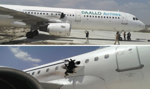 بالصور والفيديو.. صومالي يقذفه الضغط من فجوة الطائرة!