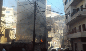 اخماد حريق على سطح منزل في بشري