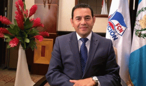 رئيس غواتيمالا يتبرع بأكثر من نصف راتبه للفقراء
