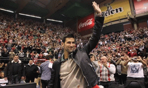ديوكوفيتش يحظى باستقبال حافل في مباراة لكرة السلة